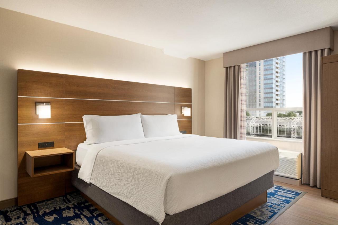 Holiday Inn Express Vancouver-Metrotown Burnaby Exterior foto