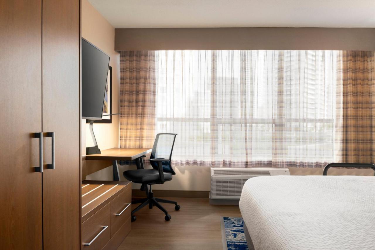 Holiday Inn Express Vancouver-Metrotown Burnaby Exterior foto